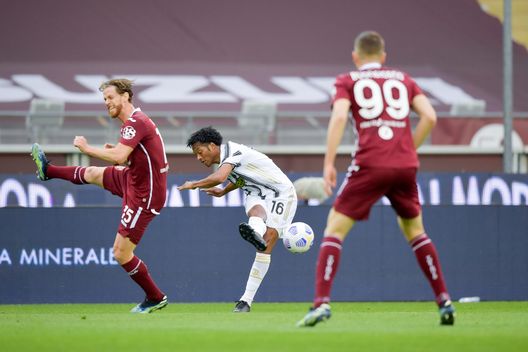 TURIN, ITALY - APRIL 03: Juan Cuadrado of Juventus competes for the ball against Cristian Daniel Ansaldi of Torino FC during the Serie A match between Torino FC and Juventus at Stadio Olimpico di Torino on April 03, 2021 in Turin, Italy. Sporting stadiums around Italy remain under strict restrictions due to the Coronavirus Pandemic as Government social distancing laws prohibit fans inside venues resulting in games being played behind closed doors. (Photo by Daniele Badolato - Juventus FC/Juventus FC via Getty Images) Toro, la Juventus è fragile a metà campo: ai granata il compito di approfittarne- immagine 3