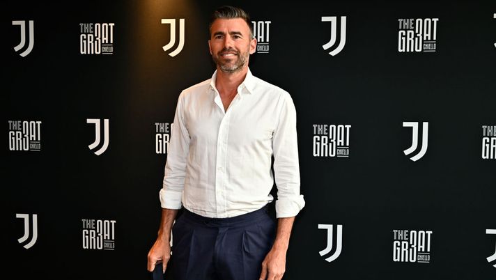 TURIN, ITALY - MAY 16: Andrea Barzagli former player of Juventus pose for a picture before the Serie A match between Juventus and SS Lazio at Allianz Stadium on May 16, 2022 in Turin, Italy. (Photo by Juventus FC/Juventus FC via Getty Images) Barzagli: “La Juventus non è pentita per Lukaku. Vlahovic è forte e più giovane” - immagine 1