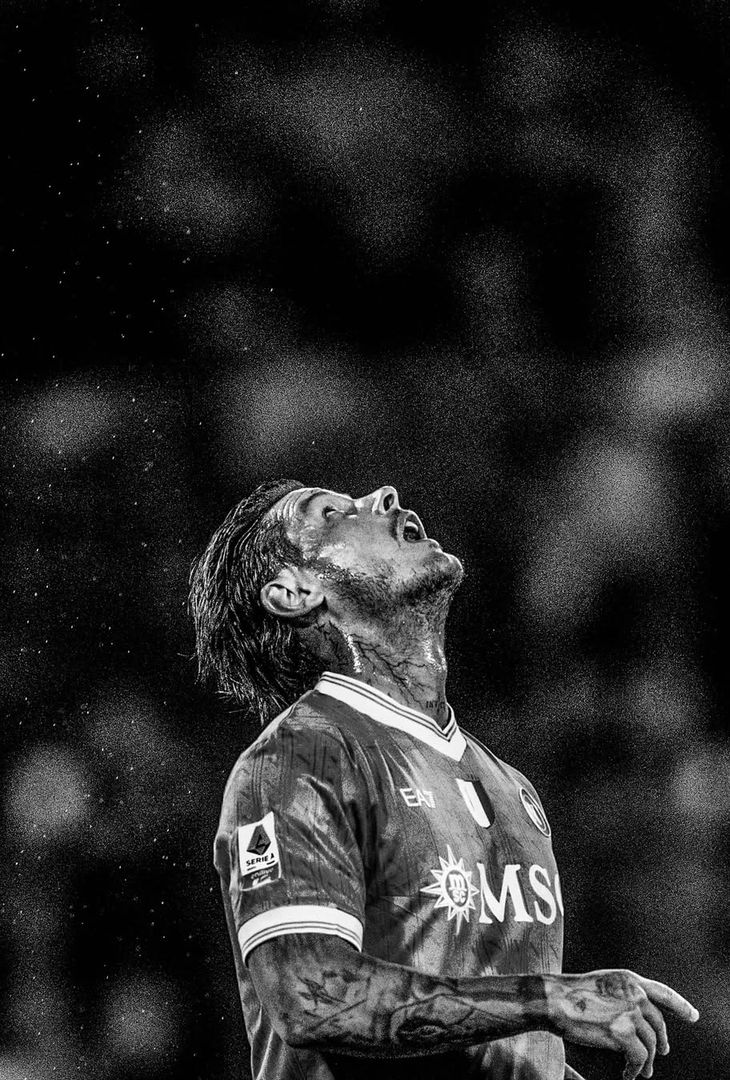 Apre McTominay, chiude Alisson Santos; nel mezzo, l'autorete di Terracciano e De Bruyne: una gara perfetta disputata venerdì sera dal Napoli di Antonio Conte contro la Cremonese, riassunta in 20 fotografie bianche e nere che vanno a comporre un post pubblicato in giornata dall'admin Instagram della compagine partenopea.