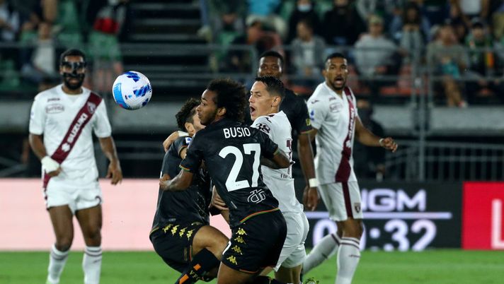 VENEZIA, ITALY - SEPTEMBER 27: Gianluca Busio of Venezia competes for the ball with Ayala Sanabria of Torino during the Serie A match between Venezia FC and Torino FC at Stadio Pierluigi Penzo on September 27, 2021 in Venezia, Italy. (Photo by Maurizio Lagana/Getty Images) venezia-torino