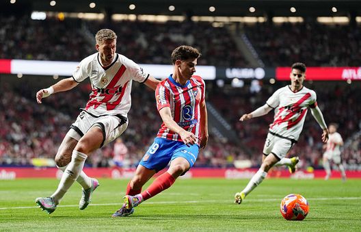 MADRID, SPAIN - APRIL 24: Julian Alvarez of Atletico de Madrid is challenged by Florian Lejeune of Rayo Vallecano during the LaLiga match between Atletico de Madrid and Rayo Vallecano at Riyadh Air Metropolitano on April 24, 2025 in Madrid, Spain. (Photo by Aitor Alcalde/Getty Images) Il presidente del Rayo non ci sta dopo il derby perso, mancano due rossi - immagine 1