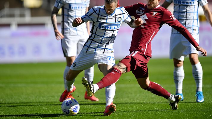 TURIN, ITALY - MARCH 14: Marcelo Brozovic of Internazionale is challenged by Antonio Sanabria of Torino FC during the Serie A match between Torino FC and FC Internazionale at Stadio Olimpico di Torino on March 14, 2021 in Turin, Italy. Sporting stadiums around Italy remain under strict restrictions due to the Coronavirus Pandemic as Government social distancing laws prohibit fans inside venues resulting in games being played behind closed doors. (Photo by Valerio Pennicino/Getty Images) L’analisi tattica di Torino-Inter 1-2: la qualità ora c’è, serve un gioco offensivo - immagine 1