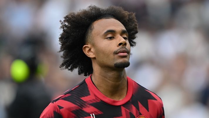 LONDON, ENGLAND - AUGUST 24: Joshua Zirkzee of Manchester United looks on ahead of the Premier League match between Fulham and Manchester United at Craven Cottage on August 24, 2025 in London, England. (Photo by Mike Hewitt/Getty Images) Romano – Tante voci su Zirkzee a gennaio: ecco il club italiano che ci sta provando davvero e la situazione - immagine 1