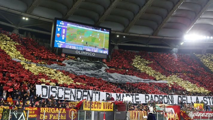 ROME, ITALY - NOVEMBER 12: Fans of AS Roma display a tifo during the Serie A TIM match between SS Lazio and AS Roma at Stadio Olimpico on November 12, 2023 in Rome, Italy. (Photo by Paolo Bruno/Getty Images) Lazio-Roma, la coreografia della Sud: “Discendenti di Marte. Padroni della storia” - immagine 1