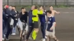 Video – Follia sul campo da calcio, arbitro brutalmente aggredito in Sicilia