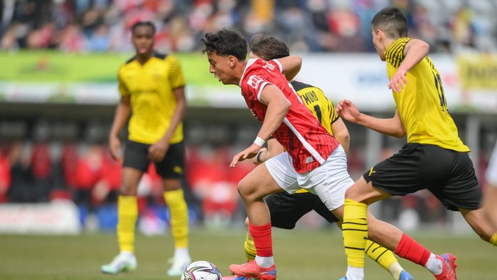 FREIBURG IM BREISGAU, GERMANY - MARCH 12: Amney Moutassime of SC Freiburg U19 challenges Goektan Guerpuez of Borussia Dortmund U19 during the DFB Juniors Cup semi final match between SC Freiburg U19 and Borussia Dortmund U19 at Dreisamstadion on March 12, 2022 in Freiburg im Breisgau, Germany. (Photo by Christian Kaspar-Bartke/Getty Images) sudtirol