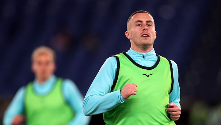 ROME, ITALY - DECEMBER 07: Adam Marusic of Lazio warms up prior to the Serie A match between SS Lazio and Bologna FC 1909 at Stadio Olimpico on December 07, 2025 in Rome, Italy. (Photo by Paolo Bruno/Getty Images) Lazio, Marusic proposto anche al Milan: attacco, il punto su Fullkrug e Nkunku