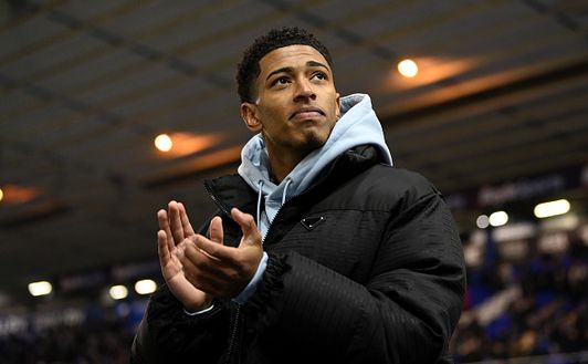 Il centrocampista dell’Inghilterra Jude Bellingham viene presentato in campo prima della partita di Sky Bet Championship tra Birmingham City e Reading a St Andrews il 16 dicembre 2022 a Birmingham, Inghilterra. (Foto di Gareth Copley/Getty Images) SORPRESA BELLINGHAM
