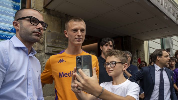 FOTO – Gudmundsson arrivato al Viola Park: l’abbraccio con Palladino - immagine 1