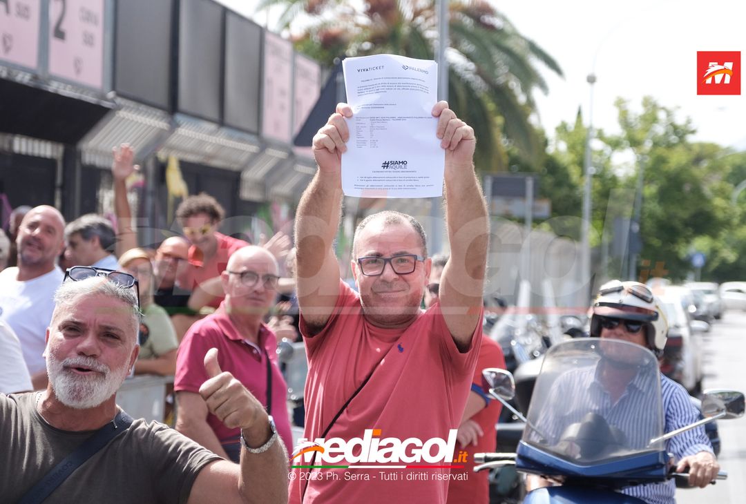 FOTO Palermo, fila al Barbera. Tifosi ritirano la tessera dell’abbonamento (GALLERY) - immagine 6