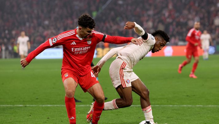 MUNICH, GERMANY - NOVEMBER 06: Tomas Araujo of S.L Benfica challenges Kingsley Coman of Bayern Munich during the UEFA Champions League 2024/25 League Phase MD4 match between FC Bayern München and SL Benfica at Football Arena Munich on November 06, 2024 in Munich, Germany. (Photo by Alexander Hassenstein/Getty Images) Benfica-Bayern Monaco chiude il Gruppo C: ancora Goal e Over? - immagine 1