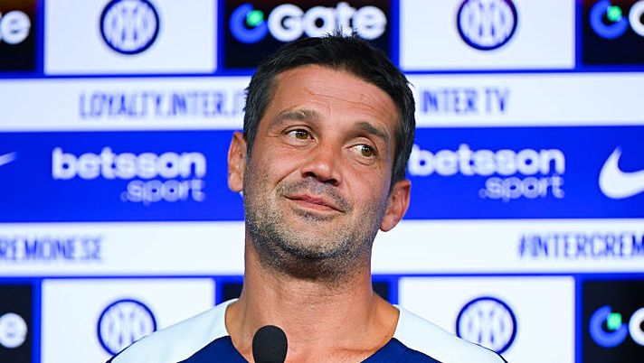 COMO, ITALY - OCTOBER 03: Head Coach Cristian Chivu of FC Internazionale attends during the FC Internazionale press conference at BPER Training Centre at Appiano Gentile on October 03, 2025 in Como, Italy. (Photo by Mattia Pistoia - Inter/Inter via Getty Images) Chivu: “Nessuna voglia di rivalsa su Conte! Perché non giocano Luis Henrique e Diouf, sull’attacco…” - immagine 1