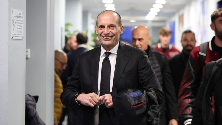 MILAN, ITALY - NOVEMBER 23: Head coach of AC Milan Massimiliano Allegri arrives before the Serie A match between FC Internazionale and AC Milan at Giuseppe Meazza Stadium on November 23, 2025 in Milan, Italy. (Photo by Claudio Villa/AC Milan via Getty Images) Pastorello: “Scudetto? Difficile… il Milan è una squadra pragmatica” - immagine 1