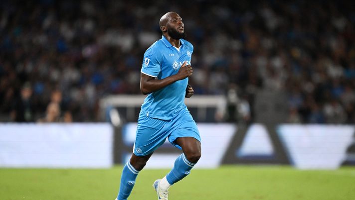 NAPOLI, ITALY - AUGUST 31: Romelu Lukaku of SSC Napoli during the Serie A match between Napoli and Parma at Stadio Diego Armando Maradona on August 31, 2024 in Napoli, Italy. (Photo by Francesco Pecoraro/Getty Images) Lukaku, folgorato dal Maradona: Napoli lo ha già conquistato ed emozionato - immagine 1