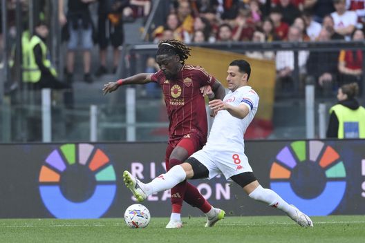 ROME, ITALY - MAY 04: Manu Koné of AS Roma competes for the ball against Rolando Mandragora of Fiorentina during the Serie A match between AS Roma and Fiorentina at Stadio Olimpico on May 04, 2025 in Rome, Italy. (Photo by Luciano Rossi/AS Roma via Getty Images)