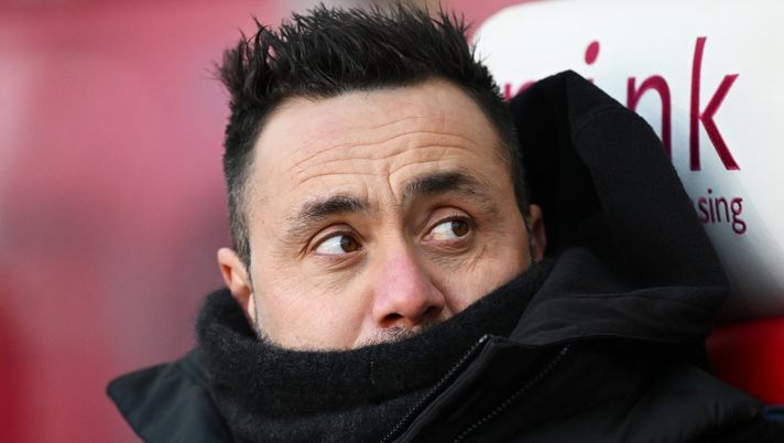 STOKE ON TRENT, ENGLAND - JANUARY 06: Roberto De Zerbi, Manager of Brighton & Hove Albion, looks on during the Emirates FA Cup Third Round match between Stoke City and Brighton and Hove Albion at Bet365 Stadium on January 06, 2024 in Stoke on Trent, England. (Photo by Gareth Copley/Getty Images) Polveriera Marsiglia: clima infuocato all’OM e De Zerbi litiga con un ex viola - immagine 1