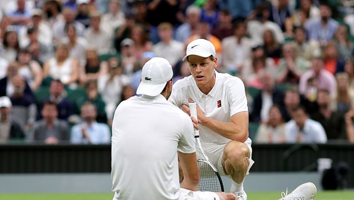 LONDON, ENGLAND - JULY 07: Jannik Sinner of Italy checks on Grigor Dimitrov of Bulgaria following an injury during the Gentlemen's Singles fourth round match on day eight of The Championships Wimbledon 2025 at All England Lawn Tennis and Croquet Club on July 07, 2025 in London, England. (Photo by Julian Finney/Getty Images) Sinner Belgrado