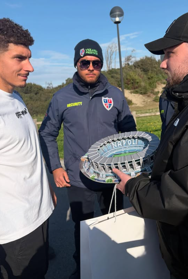 Il tifoso Gaetano Chiummo ha fatto un regalo speciale a Conte e ai giocatori del Napoli a Castel Volturno.