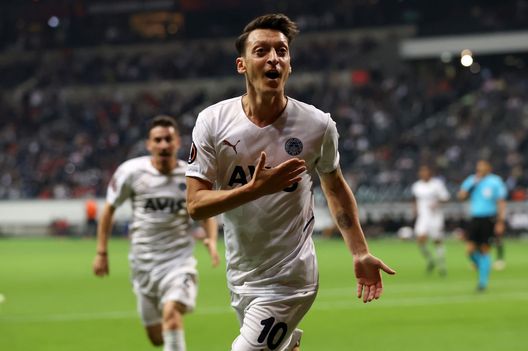 Getty Images DiCaprio: “Cos’è l’Arsenal?”. La risposta di Özil è tutta da ridere: “Ha più di 25 anni, quindi…”- immagine 2