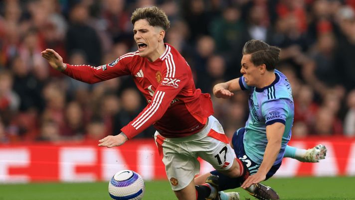 MANCHESTER, ENGLAND - MARCH 09: Alejandro Garnacho of Manchester United is fouled by Leandro Trossard of Arsenal during the Premier League match between Manchester United FC and Arsenal FC at Old Trafford on March 09, 2025 in Manchester, England. (Photo by Carl Recine/Getty Images) Manchester United-Arsenal, dove vedere il big match in tv e streaming live - immagine 1