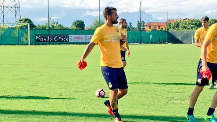 Caracciolo a Peschiera, primo allenamento con il Verona Caracciolo a Peschiera, primo allenamento con il Verona - immagine 1