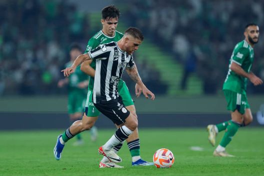 JEDDAH, SAUDI ARABIA - NOVEMBER 25: Gabri Veiga in azione con la maglia dell'Al-Ahli (Photo by Yasser Bakhsh/Getty Images) Al-Ahli, Gabri Veiga pronto all’addio: il centrocampista fischiato dai tifosi- immagine 2