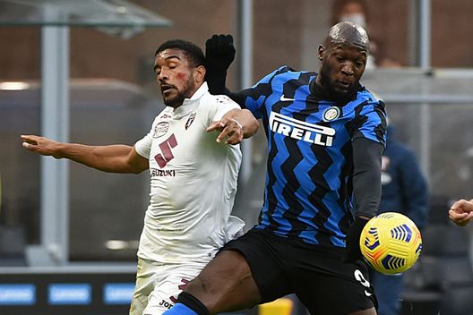 MILAN, ITALY - NOVEMBER 22: Romelu Lukaku of FC Internazionale competes for the ball with Soualiho Meite of Torino FC during the Serie A match between FC Internazionale and Torino FC at Stadio Giuseppe Meazza on November 22, 2020 in Milan, Italy. (Photo by Pier Marco Tacca - Inter/Inter via Getty Images) Toro-Inter, la differenza è in punti e… chilometri: 7,5 in più per i nerazzurri a gara- immagine 3