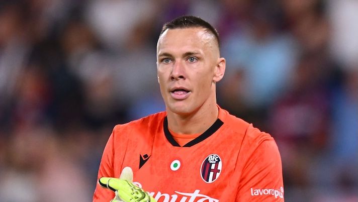 BOLOGNA, ITALY - AUGUST 30: Lukasz Skorupski of Bologna FC during the Serie A match between Bologna FC 1909 and Como 1907 at Renato Dall'Ara Stadium on August 30, 2025 in Bologna, Italy. (Photo by Alessandro Sabattini/Getty Images) Casi in porta al fantacalcio, cosa succede e la gestione: da Skorupski e Suzuki a Martinez, Israel e Meret- immagine 1