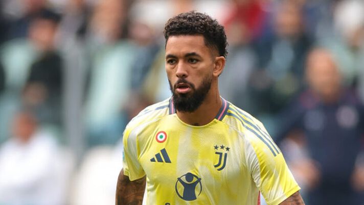 TURIN, ITALY - OCTOBER 06: Douglas Luiz of Juventus during the Serie A match between Juventus FC and Cagliari Calcio at Allianz Stadium on October 06, 2024 in Turin, Italy. (Photo by Jonathan Moscrop/Getty Images) Juve, da Savona a Douglas Luiz e Renato Veiga: quando tornano gli infortunati - immagine 1