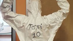 Valentina, l’infermiera con il “Totti 10” sulla tuta: “È il mio supereroe. Mi dà la forza per combattere il Covid”