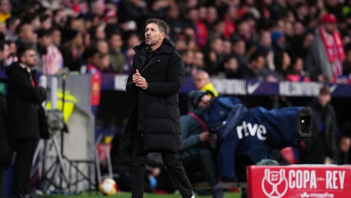 MADRID, SPAIN - FEBRUARY 12: Diego Simeone, Head Coach of Atletico de Madrid, reacts after VAR takes a long time to review FC Barcelona's goal during the Copa Del Rey Semi-Final First Leg match between Atletico de Madrid and FC Barcelona at Riyadh Air Metropolitano on February 12, 2026 in Madrid, Spain. (Photo by Aitor Alcalde/Getty Images) Atletico Madrid, Simeone: “Griezmann? Merita di decidere da solo cosa fare per il futuro” - immagine 1