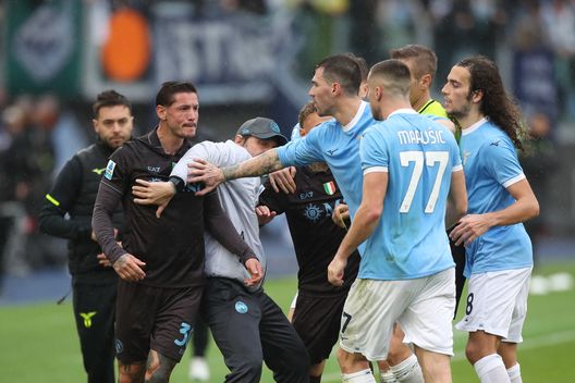 ROMA, ITALIA - 04 GENNAIO: Pasquale Mazzocchi del SSC Napoli e il suo allenatore Antonio Conte reagiscono con Adam Marusic della SS Lazio durante la partita di Serie A tra SS Lazio e SSC Napoli allo Stadio Olimpico il 04 gennaio 2026 a Roma, Italia. (Foto di Paolo Bruno/Getty Images) Napoli, contro la Lazio un’altra gara perfetta tra cuore e intelligenza tattica- immagine 2