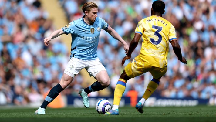 MANCHESTER, ENGLAND - APRIL 12: Kevin De Bruyne of Manchester City runs with the ball whilst under pressure from Tyrick Mitchell of Crystal Palace during the Premier League match between Manchester City FC and Crystal Palace FC at Etihad Stadium on April 12, 2025 in Manchester, England. (Photo by Matt McNulty/Getty Images) Crystal Palace vs Manchester City