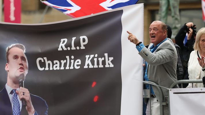 GLASGOW, SCOTLAND - SEPTEMBER 20: Demonstrator is seen by a Charlie Kirk banner at Far Right Unity Rally on September 20, 2025 in Glasgow, Scotland. Demonstrations in Scotland against migrants continue this weekend with a Far Right Unity Rally taking place in the centre of Glasgow. Take Back The Streets are also holding a counter protest, saying Aye Welcome Refugees. (Photo by Jeff J Mitchell/Getty Images) Ultras Lazio, a Ponte Milvio esposto striscione per Charlie Kirk: cosa c’è scritto - immagine 1