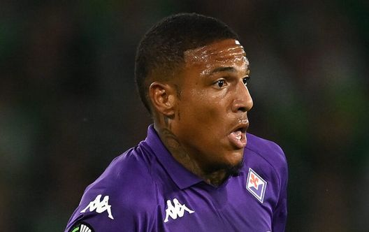 SEVILLE, SPAIN - MAY 01: Michael Folorunsho of ACF Fiorentina controls the ball during the UEFA Conference League 2024/25 Semi Final First Leg match between Real Betis Balompie and ACF Fiorentina at Estadio Benito Villamarin on May 01, 2025 in Seville, Spain. (Photo by Denis Doyle/Getty Images) folorunsho