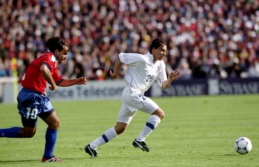 Enrico Chiesa in azione contro il Cile, avversario dell'Italia ai gironi. Mandatory Credit: Shaun Botterill/Allsport Odissea nel Mondiale del 1998: la staffetta Del Piero-Baggio, i rigori contro la Francia e quella foto iconica- immagine 3