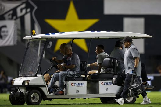 Neymar del Santos lascia il campo in un'auto medica dopo essere stato ferito durante una partita tra Santos e Atletico Mineiro come parte del Brasileirao 2025 allo stadio Urbano Caldeira (Vila Belmiro) il 16 aprile 2025 a Santos, Brasile. (Foto di Miguel Schincariol/Getty Images) Neymar e compagni sotto accusa: i tifosi del Santos invadono il centro di allenamento- immagine 4