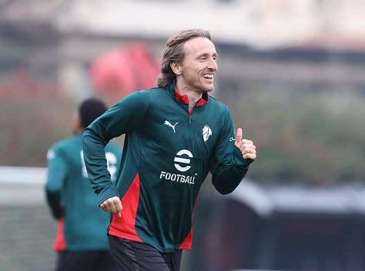 CAIRATE, ITALY - MARCH 10: Luka Modric of AC Milan in action during AC Milan training session at Milanello on March 10, 2026 in Cairate, Italy. (Photo by Claudio Villa/AC Milan via Getty Images) modric-futuro-milan-titolare-champions-league