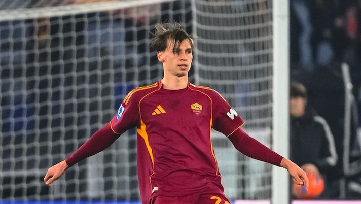 ROME, ITALY - DECEMBER 29: Jan Ziolkowski of AS Roma in action during the Serie A match between AS Roma and Genoa CFC at Stadio Olimpico on December 29, 2025 in Rome, Italy. (Photo by Fabio Rossi/AS Roma via Getty Images) Scout inglesi all’Olimpico per Ziolkowski: ecco la posizione della Roma sul difensore - immagine 1