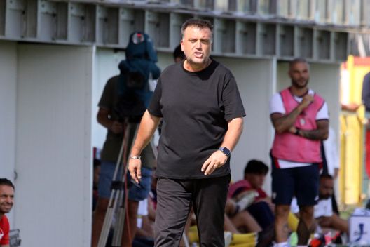 CAGLIARI, ITALY - SEPTEMBER 14: Milan's coach Giovanni Renna reacts during the Primavera 1 match between Cagliari v AC Milan U20 at CRAI Sport Center Campo 1° Assemini (CA) on September 14, 2025 in Cagliari, Italy. (Photo by AC Milan/AC Milan via Getty Images)  Milan Primavera, Renna: “I ragazzi hanno dato l’anima e abbiamo dominato”- immagine 2
