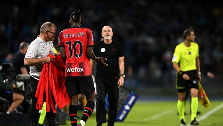 NAPLES, ITALY - OCTOBER 29: Rafael Leao of AC Milan reacts after being substituted as Stefano Pioli, Head Coach of AC Milan, looks on during the Serie A TIM match between SSC Napoli and AC Milan at Stadio Diego Armando Maradona on October 29, 2023 in Naples, Italy. (Photo by Francesco Pecoraro/Getty Images) TACKLE DURO – Il derby dei media sulla contestazione dei calciatori del Milan a Pioli - immagine 1