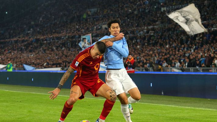 ROME, ITALY - NOVEMBER 12: Gianluca Mancini of AS Roma is challenged by Daichi Kamada of SS Lazio during the Serie A TIM match between SS Lazio and AS Roma at Stadio Olimpico on November 12, 2023 in Rome, Italy. (Photo by Paolo Bruno/Getty Images) Arriva Nandez, libero a luglio. E spunta anche l’idea Kamada - immagine 1