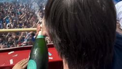 Conte versione showman: stappa lo spumante e lo spruzza sui tifosi in festa