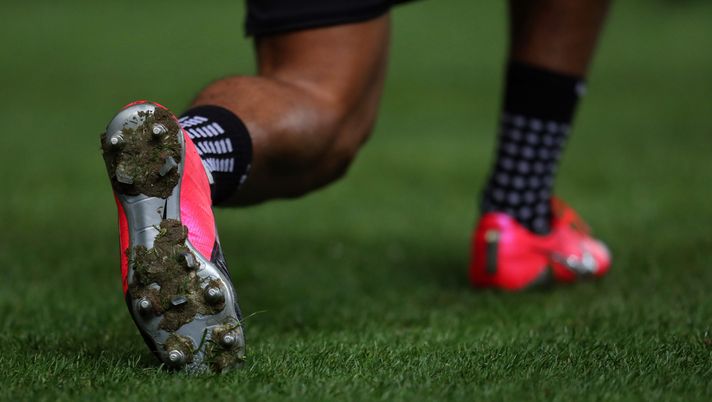 OXFORD, INGHILTERRA - 4 FEBBRAIO: Fango sulla suola degli scarpini Nike durante la partita di ripetizione del quarto turno di FA Cup tra Oxford United e Newcastle United al Kassam Stadium il 4 febbraio 2020 a Oxford, Inghilterra. (Foto di Catherine Ivill/Getty Images) calciatore accoltellato Nigeria