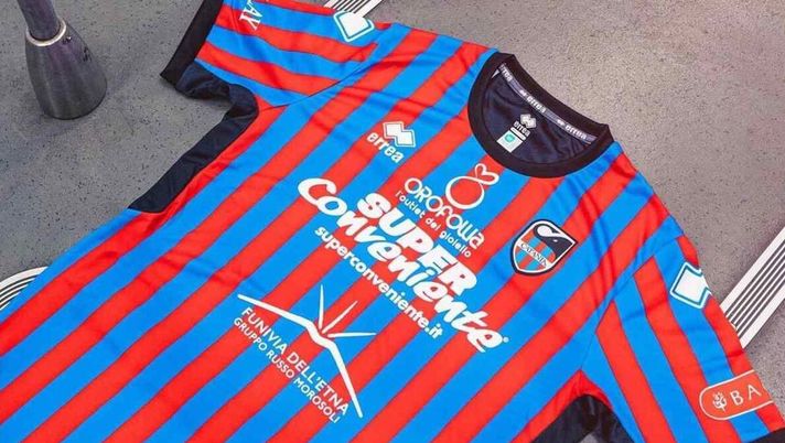 Catania, ecco la prima maglia: “Strisce strette per fondersi in un unico insieme” - immagine 1