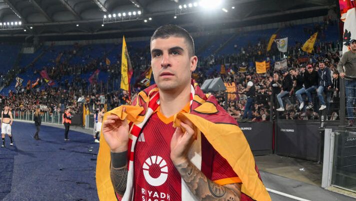 ROME, ITALY - APRIL 06: AS Roma player Gianluca Mancini celebrates the victory after the Serie A TIM match between AS Roma and SS Lazio - Serie A TIM at Stadio Olimpico on April 06, 2024 in Rome, Italy. (Photo by Fabio Rossi/AS Roma via Getty Images) Mancini: “Sogno altri trofei con la maglia della Roma. Quando hanno annunciato De Rossi…” - immagine 1