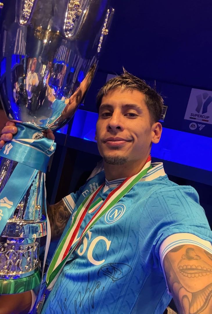 Coppa, sorrisi e sigari: gli azzurri festeggiano la Supercoppa! –  LE FOTO - immagine 20