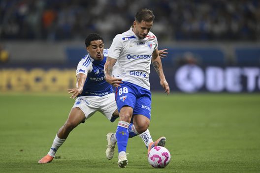 BELO HORIZONTE, BRASILE – 18 OTTOBRE: Christian (a sinistra) del Cruzeiro e Lucas Sasha (a destra) del Fortaleza lottano per il possesso del pallone durante una partita tra Cruzeiro e Fortaleza valida per il Brasileirão 2025, disputata il 18 ottobre 2025 allo stadio Mineirão di Belo Horizonte, Brasile. (Foto di Pedro Vilela/Getty Images) Palmeiras-Cruzeiro in diretta streaming gratis: dove vedere la partita- immagine 3