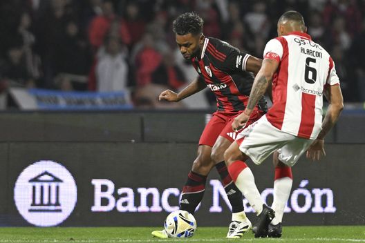 Caos in Instituto-Independiente: l’arbitro prima dà punizione, poi fischia la fine senza farla battere- immagine 2