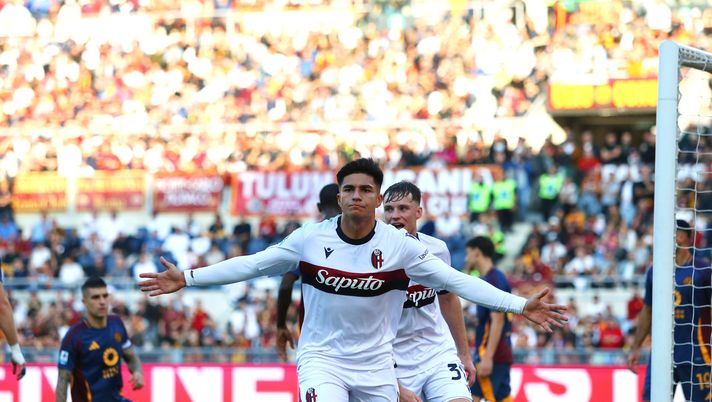 ROME, ITALY - NOVEMBER 10: Santiago Costa of Bologna celebrates after scoring the opening goal during the Serie A match between AS Roma and Bologna at Stadio Olimpico on November 10, 2024 in Rome, Italy. (Photo by Paolo Bruno/Getty Images) Pagliuca: “La vittoria era nell’aria, quando l’Olimpico fischia hai una occasione”- immagine 1